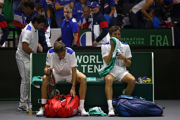 Édouard Roger-Vasselin (à dr.) Nicolas Mahut (2e à g.) après leur défaite face aux Britanniques Daniel Evans et Neal Skupski lors de la finale de la Coupe Davis. (Photo DARREN STAPLES/AFP via Getty Images)