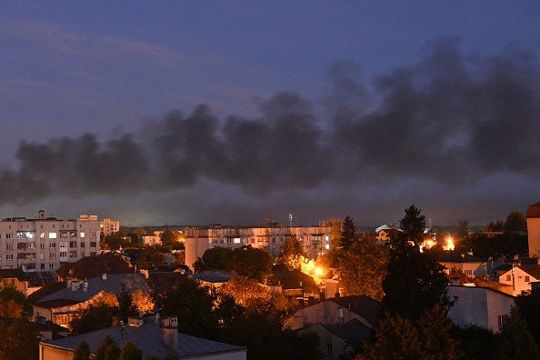 De la fumée noire s'élève au-dessus de la ville après des frappes de drones dans la ville de Lviv, dans l'ouest de l'Ukraine, le 19 septembre 2023. (Photo YURIY DYACHYSHYN/AFP via Getty Images)
