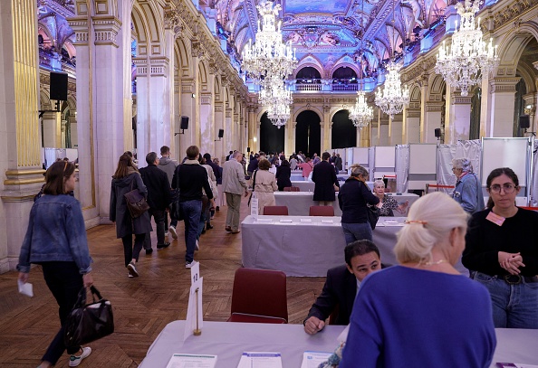 Les électeurs assistent aux élections sénatoriales à l'hôtel de ville de Paris, le 24 septembre 2023. (Photo GEOFFROY VAN DER HASSELT/AFP via Getty Images)
