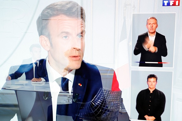 Le président Emmanuel Macron lors d'une interview télévisée sur les chaînes TF1 et France 2. (Photo GEOFFROY VAN DER HASSELT/AFP via Getty Images)
