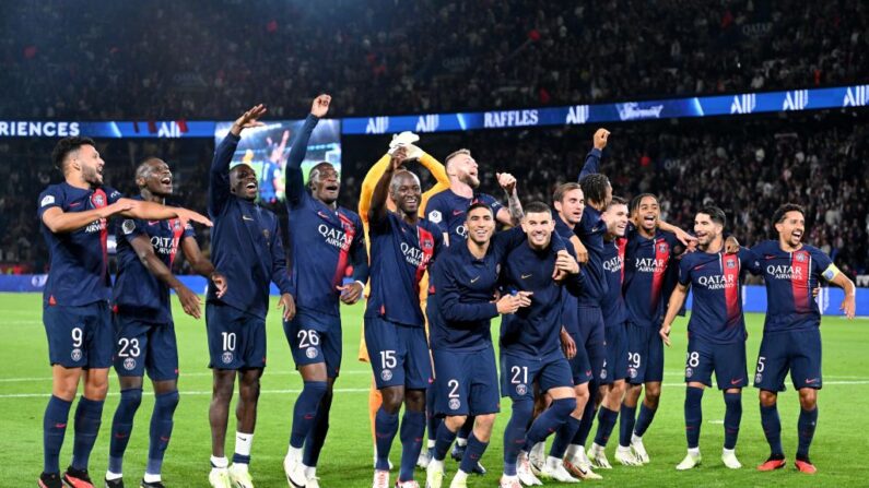Les joueurs du PSG célèbrent leur victoire avec les supporters, après le match de football de L1 entre le Paris Saint-Germain (PSG) et l'Olympique de Marseille (OM) au stade du Parc des Princes à Paris, le 24 septembre 2023.(Photo BERTRAND GUAY/AFP via Getty Images)