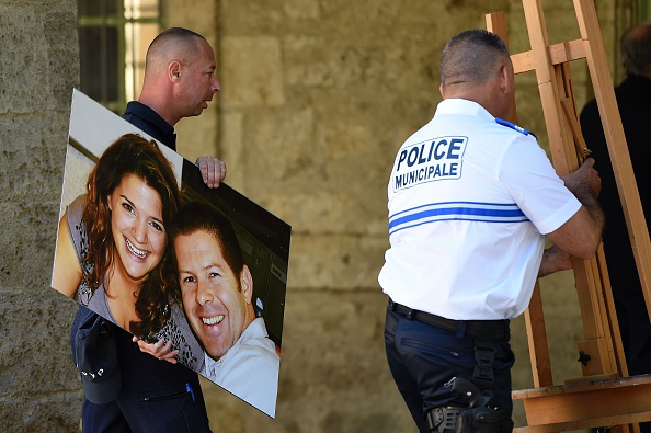La photo du policier Jean-Baptiste Salvaing et de sa compagne Jessica Schneider tués devant leur domicile à Magnanville en 2016. (Photo SYLVAIN THOMAS/AFP via Getty Images)