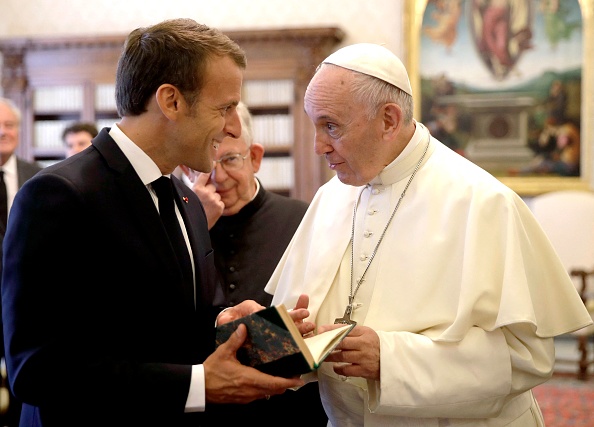 Le Président Emmanuel Macron échange des cadeaux avec le pape François, au Vatican, le 26 juin 2018. (Photo ALESSANDRA TARANTINO/POOL/AFP via Getty Images)