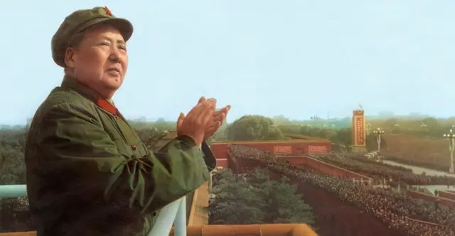 Mao Zedong (1893-1976) est ici à Pékin, aujourd'hui Beijing, où il passe en revue les troupes de l'armée chinoise le 3 novembre 1967. (Apic/Getty Images)