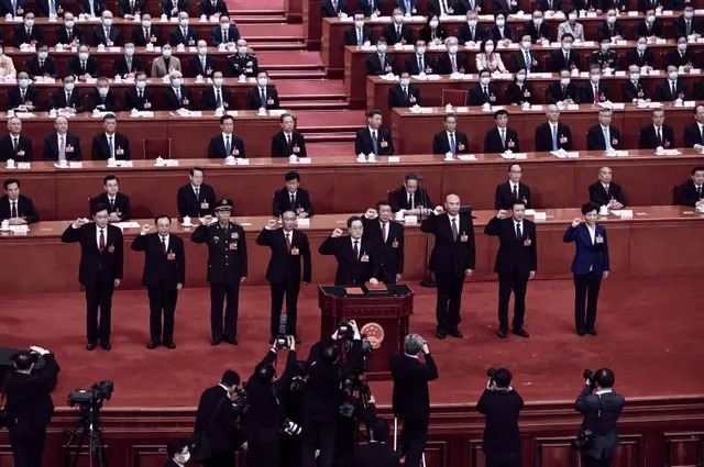 Li Shangfu (troisième en partant de la gauche) prête serment au Grand Hall du Peuple à Pékin le 12 mars 2023. (Noel Celis / AFP via Getty Images) 