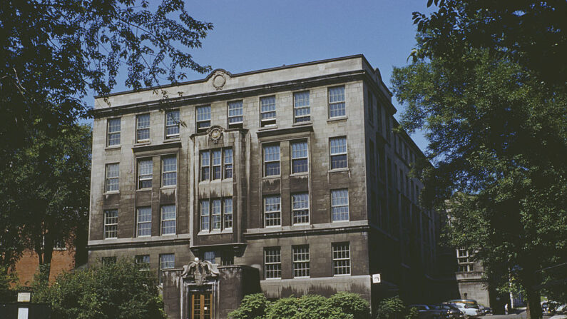 Le département de biologie (devenu le bâtiment administratif James) de l'Université McGill à Montréal, Québec, Canada, vers 1960. (Photo par Peter Hall/Archive Photos/Getty Images)