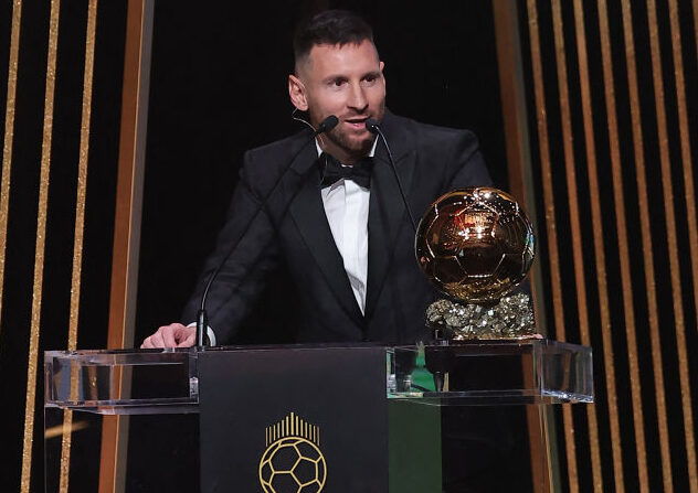 L'attaquant argentin de l'Inter Miami CF, Lionel Messi, reçoit son 8e Ballon d'Or lors de la cérémonie de remise du Ballon d'Or France Football 2023 au Théâtre du Châtelet à Paris, le 30 octobre 2023. (Photo : FRANCK FIFE/AFP via Getty Images)