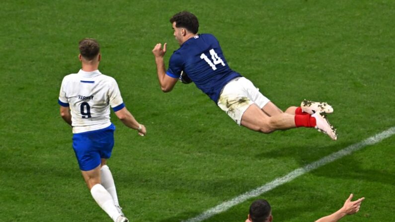 Damian Penaud (à.d) plonge sur la ligne pour marquer le quatrième essai de la France lors du match de la poule A de la Coupe du monde de rugby 2023 entre la France et l'Italie, le 6 octobre 2023. (Photo : OLIVIER CHASSIGNOLE/AFP via Getty Images)