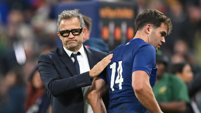 Fabien Galthie, console Damian Penaud après la défaite des Bleus dans le match de quart de finale de la Coupe du monde de rugby France 2023 entre la France et l'Afrique du Sud au Stade de France le 15 octobre 2023. (Photo : Hannah Peters/Getty Images)