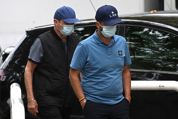 Les ex-dentistes Lionel (à dr.) et son père Carnot Guedj (à g.), accusés de fraude et de mutilation dentaire, arrivent au palais de justice de Marseille, le 8 septembre 2022. (Photo CHRISTOPHE SIMON/AFP via Getty Images)