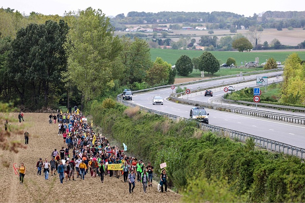 Une marche contre le projet d'autoroute A69 entre Castres et Toulouse, à Soual, en 2022. (Photo CHARLY TRIBALLEAU/AFP via Getty Images)