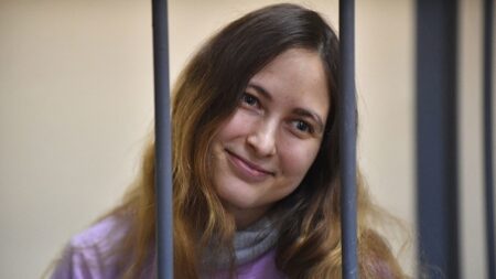 Artiste russe emprisonnée pour avoir dénoncé la guerre en Ukraine: sa mère alerte sur sa santé précaire