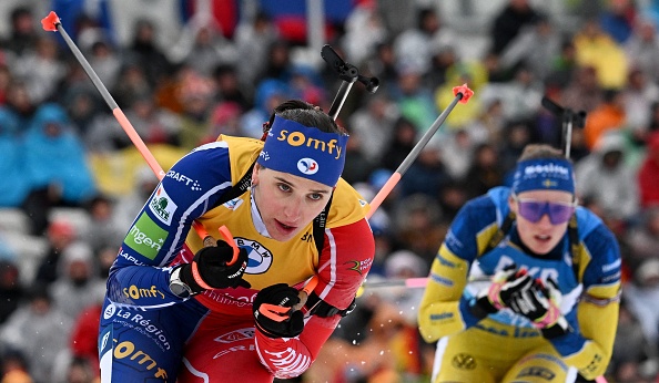 « Je suis aussi victime de cette situation », déclare la championne de biathlon Julia Simon (à g.). (Photo CHRISTOF STACHE/AFP via Getty Images)