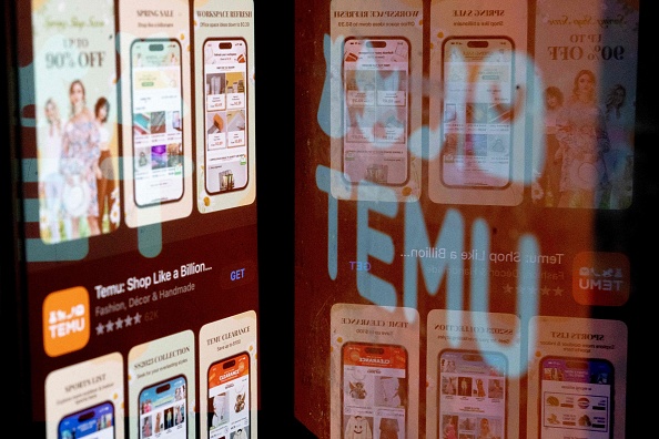 Cette photo d'illustration montre l'application Temu dans l'App Store reflétée dans le logo de la société à Washington, DC, le 23 février 2023. (STEFANI REYNOLDS/AFP via Getty Images)