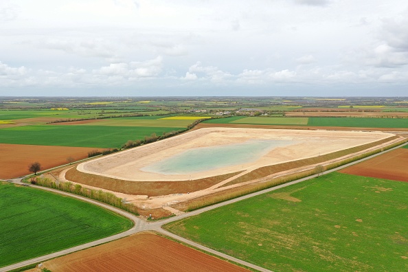 Une réserve d'eau pour l'irrigation agricole en construction, à Sainte-Soline, le 11 avril 2023. (Photo DAMIEN MEYER/AFP via Getty Images)