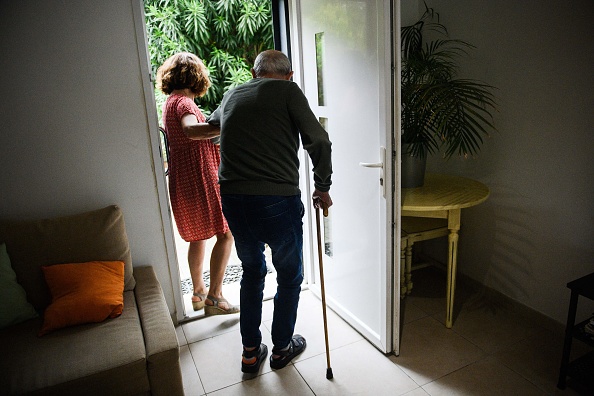 Plus de neuf millions de Français s'occupent d'un parent handicapé ou âgé. (Photo CLÉMENT MAHOUDEAU/AFP via Getty Images)