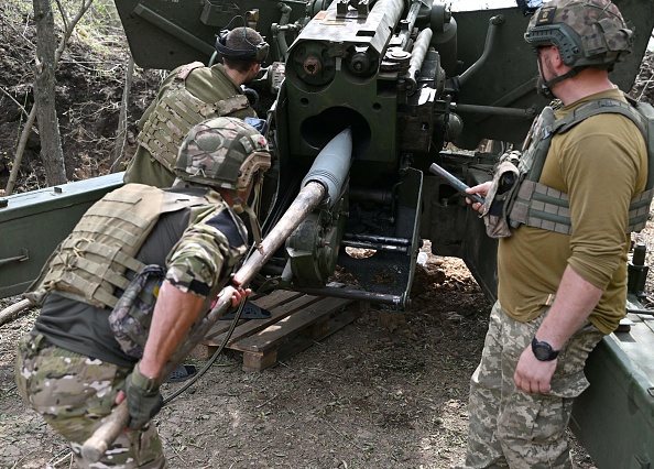 Des artilleurs ukrainiens près d'Avdiivka dans la région de Donetsk, le 23 juin 2023. (Photo GENYA SAVILOV/AFP via Getty Images)