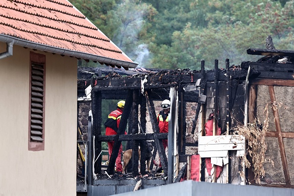 L'incendie dans le gîte à Wintzenheim, le 9 août 2023. (Photo SÉBASTIEN BOZON/AFP via Getty Images)
