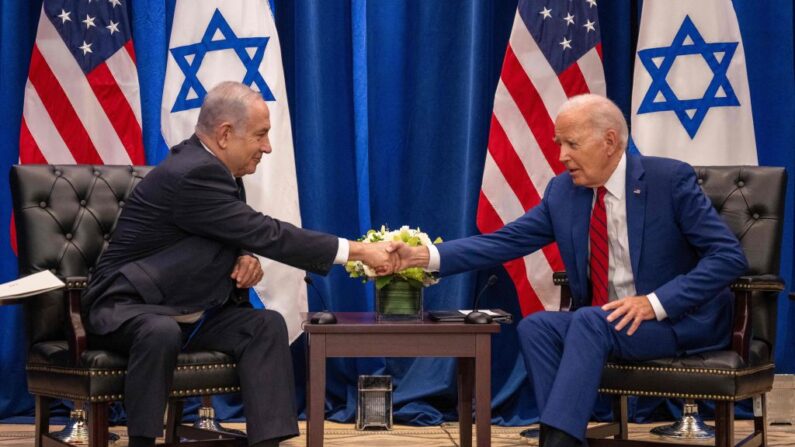 Le Premier ministre israélien Benjamin Netanyahu (à g.) et le Président américain Joe Biden se serrent la main lors de leur rencontre en marge de la 78e Assemblée générale des Nations unies à New York, le 20 septembre 2023. (Photo JIM WATSON/AFP via Getty Images)