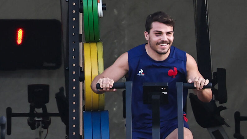 Antoine Dupont, tout sourire, en séance de préparation physique au stade Georges-Carcassonne d'Aix-en-Provence, le 1er octobre 2023. (Photo ANNE-CHRISTINE POUJOULAT/AFP via Getty Images)