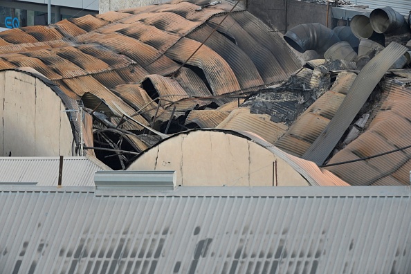 Le toit endommagé après l'incendie qui a fait au moins 13 morts dans une discothèque de Murcie, en Espagne. (Photo JOSE JORDAN/AFP via Getty Images)