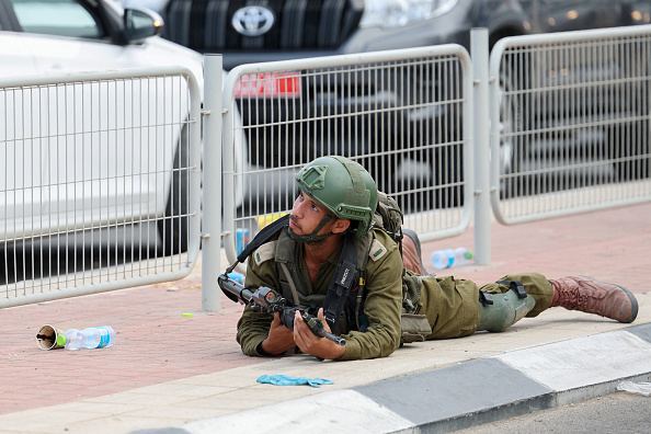Un soldat israélien se met à l'abri près de Sderot le 9 octobre 2023. (Photo JACK GUEZ/AFP via Getty Images)