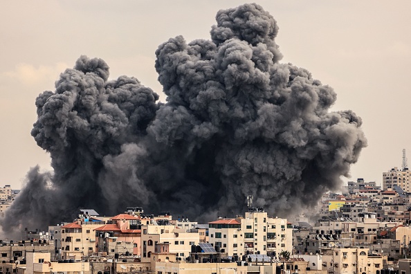 Un panache de fumée s'élève dans le ciel de la ville de Gaza lors d'une frappe aérienne israélienne le 9 octobre 2023. (Photo MAHMUD HAMS/AFP via Getty Images)