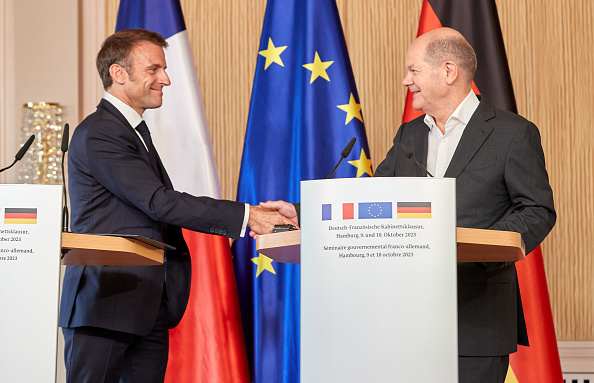 Le président Emmanuel Macron (à g.) et le chancelier allemand Olaf Scholz, le 10 octobre 2023 à Hambourg, en Allemagne. (Photo Georg Wendt/Getty Images)
