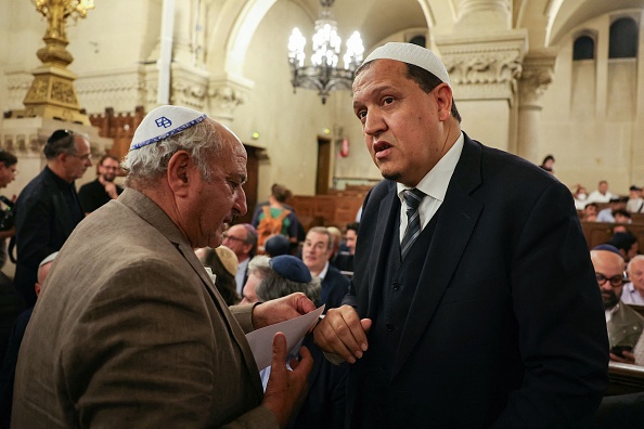 L'imam franco-tunisien de la mosquée municipale de Drancy Hassen Chalghoumi (à droite) participe à un rassemblement de solidarité avec Israël après les récentes attaques du Hamas, à la Grande Synagogue de Paris, dite Synagogue de la Victoire, à Paris, le 10 octobre 2023.   (THOMAS SAMSON/AFP via Getty Images)