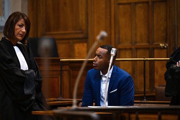 Mamadou Diallo (au c.) avec son avocate Sylvie Noachovitch (à g.) le début de son procès à Lyon, le 12 octobre 2023. (Photo OLIVIER CHASSIGNOLE/AFP via Getty Images)