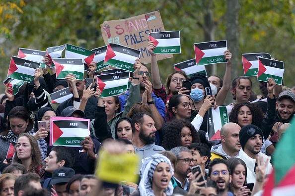 Une manifestation non autorisée de soutien aux Palestiniens à Paris, le 12 octobre 2023. (Photo DIMITAR DILKOFF/AFP via Getty Images)