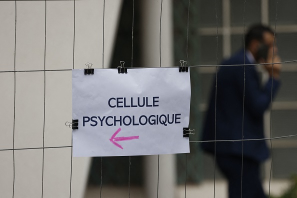 Une cellule de soutien psychologique installée près du lycée Gambetta à Arras, le 13 octobre 2023. (Photo LUDOVIC MARIN/AFP via Getty Images)