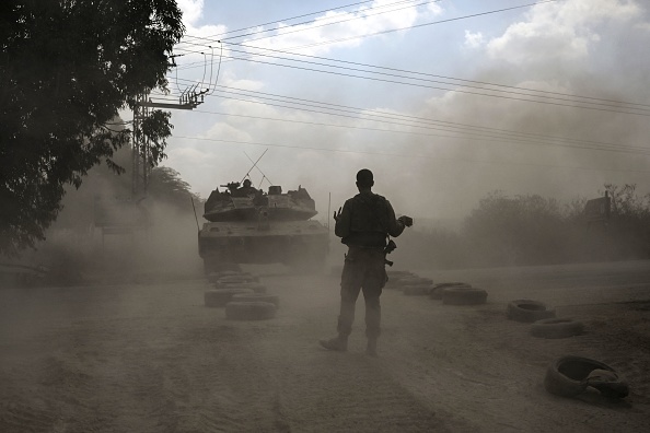 Un soldat israélien dirige un char de combat Merkava le long de la frontière avec la bande de Gaza, le 13 octobre 2023. (Photo ARIS MESSINIS/AFP via Getty Images)