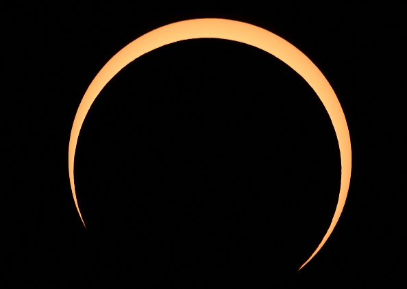 La lune passe devant le soleil au-dessus d'Albuquerque, au Nouveau-Mexique, lors d'une éclipse annulaire le 14 octobre 2023. (Photo PATRICK T. FALLON/AFP via Getty Images)