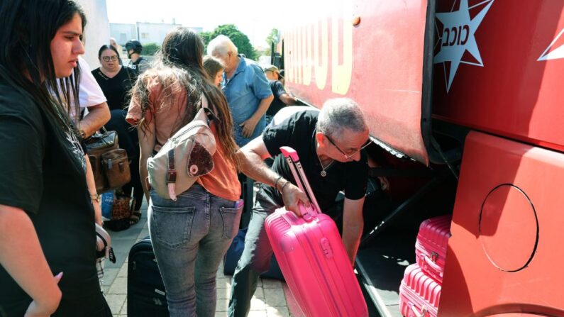 Les Israéliens évacuent la ville de Sderot, dans le sud, pour se rendre dans des zones plus sûres, le 15 octobre 2023. (Photo JACK GUEZ/AFP via Getty Images)