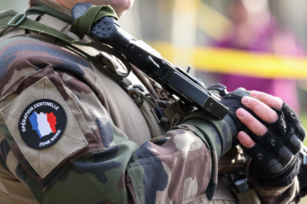 Paris : un militaire poignardé, le suspect interpellé pour troubles psychiatriques