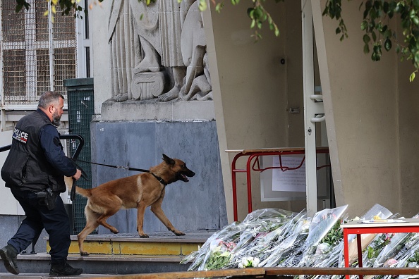 Fin de l'alerte à la bombe au collège-lycée Gambetta. (Photo DENIS CHARLET/AFP via Getty Images)