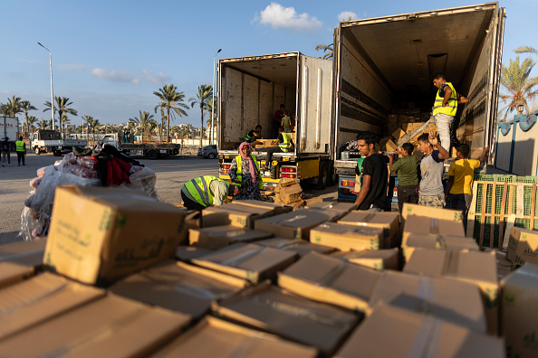 Un convoi d'aide pour Gaza le 16 octobre 2023 dans le Sinaï du Nord, en Égypte. (Photo Mahmoud Khaled/Getty Images)