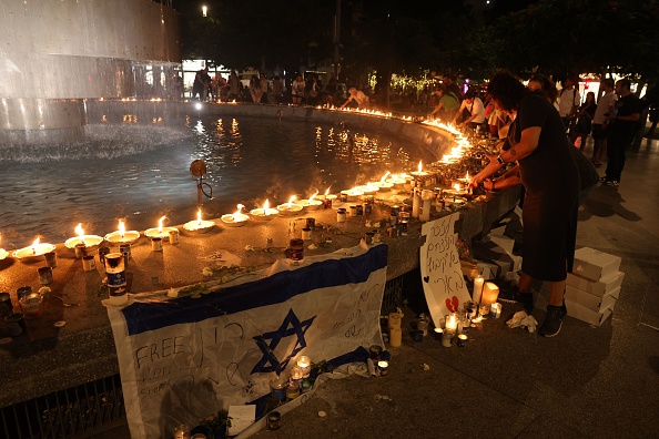 Des bougies en mémoire des victimes de l'attaque du Hamas contre Israël sur la place Dizengoff à Tel Aviv, le 18 octobre 2023. (Photo AHMAD GHARABLI/AFP via Getty Images)