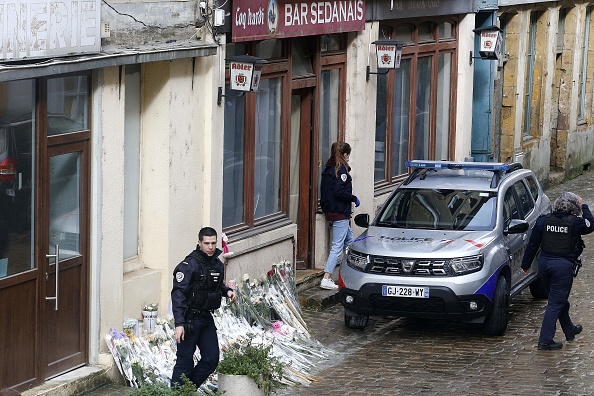 Des policiers français se tiennent devant un immeuble où le corps de Loana, 10 ans, a été retrouvé dans une cave la veille au soir, à Sedan, le 19 octobre 2023. (Photo FRANCOIS NASCIMBENI/AFP via Getty Images)