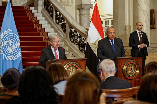 Le Secrétaire général de l'ONU, Antonio Guterres (à g.), et le ministre égyptien des Affaires étrangères, Sameh Shoukry, tiennent une conférence au Caire, le 19 octobre 2023. (Photo KHALED DESOUKI/AFP via Getty Images)