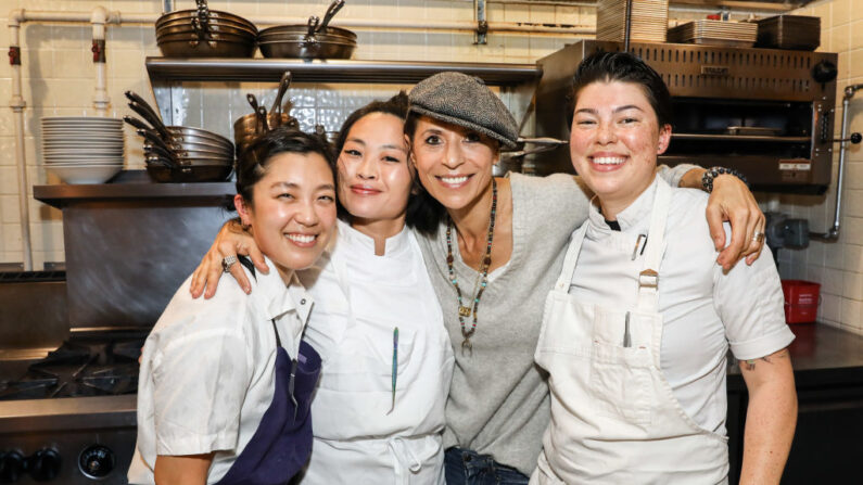 La cheffe Dominique Crenn (2e à dr.), première femme triplement étoilée par le Guide Michelin aux États-Unis, va rejoindre le jury de Top Chef. (Photo JP Yim/Getty Images pour NYCWFF)