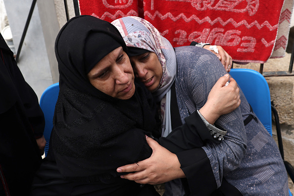 Des femmes pleurent et se réconfortent mutuellement dans un hôpital dans le sud de la bande de Gaza, le 23 octobre 2023. (Photo MOHAMMED ABED/AFP via Getty Images)