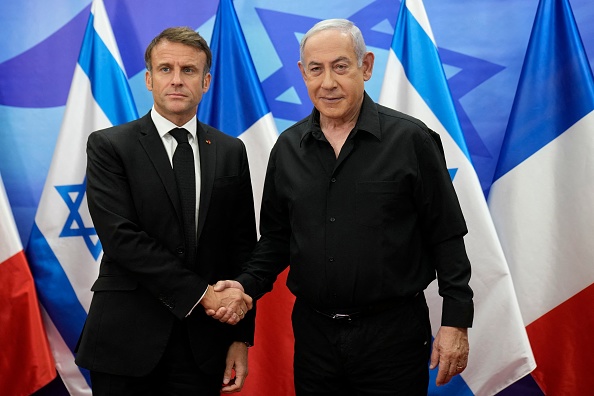 Le Premier ministre israélien Benjamin Netanyahu (à dr.) salue le président Emmanuel Macron avant une réunion à Jérusalem le 24 octobre 2023. (Photo CHRISTOPHE ENA/POOL/AFP via Getty Images)