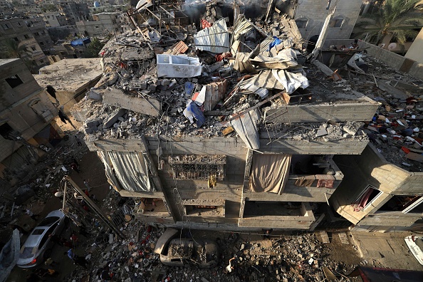 Vue d'un bâtiment détruit par les bombardements israéliens dans la bande de Gaza, à Khan Yunis, le 27 octobre 2023. (Photo MAHMUD HAMS/AFP via Getty Images)