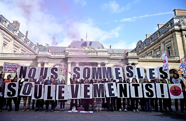 Une manifestation contre la dissolution des « Soulèvements de la Terre » (SLT) devant le Conseil d'État à Paris, le 27 octobre 2023. (Photo STEFANO RELLANDINI/AFP via Getty Images)