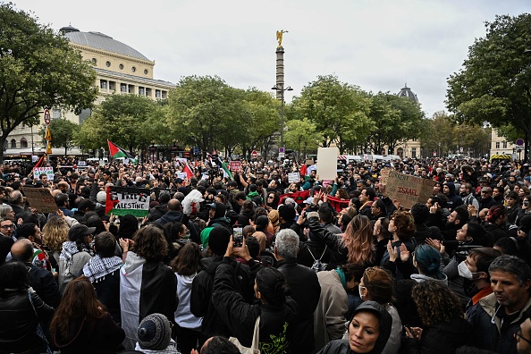 Un rassemblement pro-palestinien à la place du Châtelet, le 28 octobre 2023. (Photo BERTRAND GUAY/AFP via Getty Images)