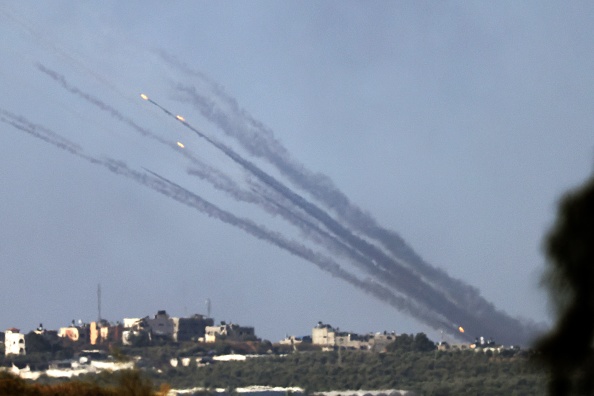 Une photo prise à Sderot, ville du sud d'Israël, montre des roquettes tirées depuis le nord de la bande de Gaza en direction d'Israël, le 30 octobre 2023. (Photo JACK GUEZ/AFP via Getty Images)