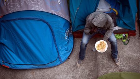 Migrants, SDF: les distributions alimentaires interdites dans un quartier de Paris