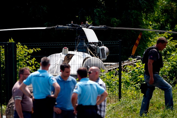 Cette photo prise le 1er juillet 2018 à Gonesse montre la police près d'un hélicoptère abandonné par le braqueur Rédoine Faïd après son évasion de la prison de Réau. (Photo GEOFFROY VAN DER HASSELT/AFP via Getty Images)